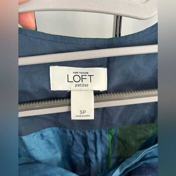 LOFT Blue and Green Sleeveless Petite Blouse EUC - Picture 4 of 9